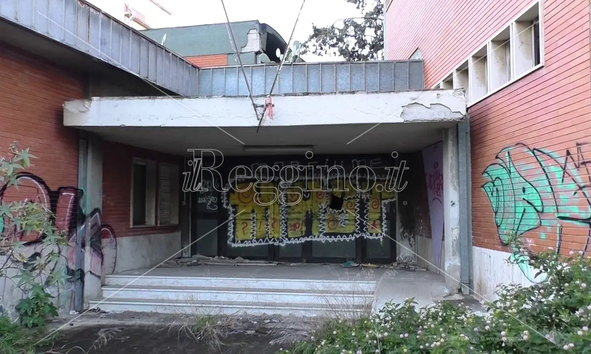 Reggio, ci sono i fondi per eseguire la sentenza e demolire la scuola Bevacqua - FOTO e VIDEO
