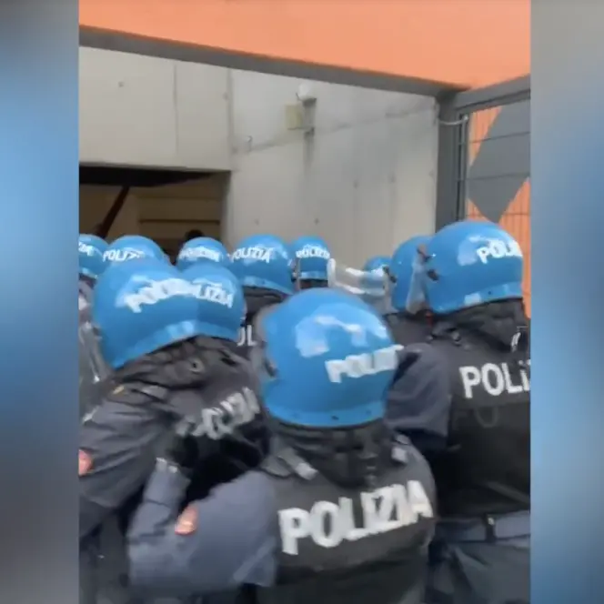 Reggina, scontro tra tifosi e polizia a Bolzano: cinque agenti feriti