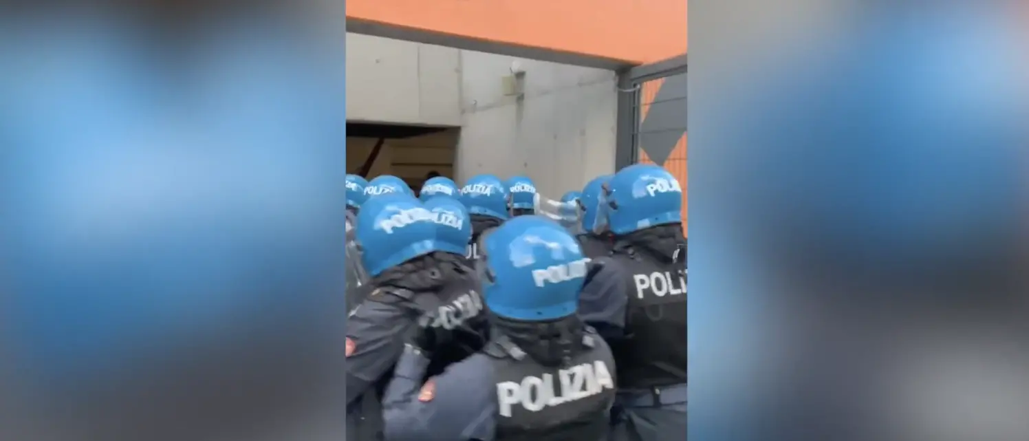 Reggina, scontro tra tifosi e polizia a Bolzano: cinque agenti feriti