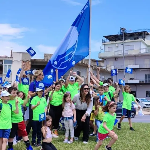 Caulonia, issata la Bandiera Blu 2023: «Grande lavoro di squadra»