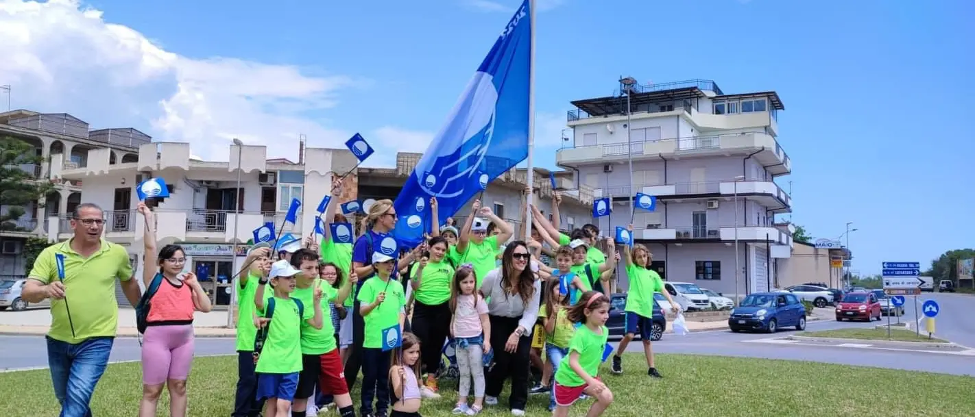 Caulonia, issata la Bandiera Blu 2023: «Grande lavoro di squadra»