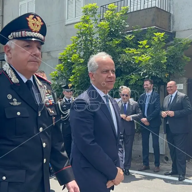 Africo Nuovo, Caserma inaugurata tra fanfara e note stonate