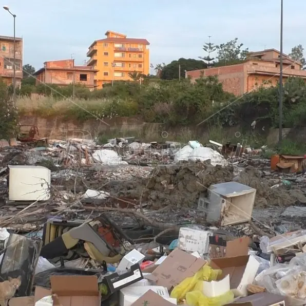 Reggio, rifiuti ad Arghillà: nonostante i cassonetti ancora discariche per strada - FOTO e VIDEO