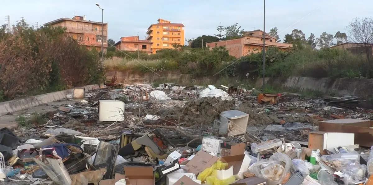 Reggio, rifiuti ad Arghillà: nonostante i cassonetti ancora discariche per strada - FOTO e VIDEO