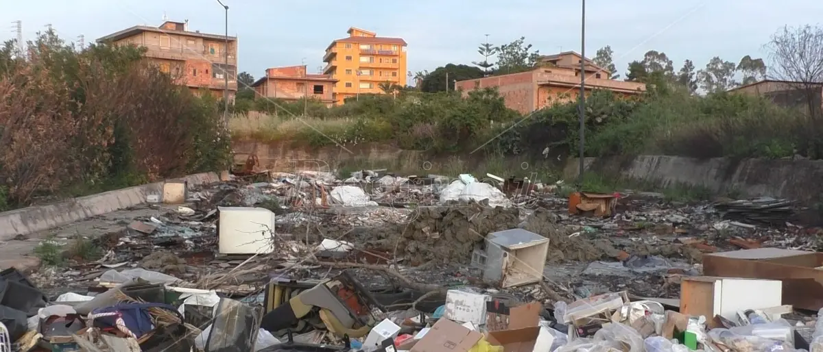 Reggio, rifiuti ad Arghillà: nonostante i cassonetti ancora discariche per strada - FOTO e VIDEO