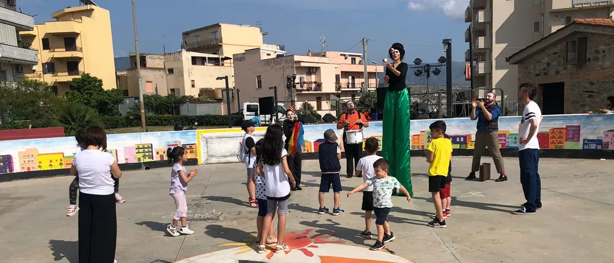 Reggio, i giovani della cooperativa Libero Nocera riqualificano la piazzetta di Modena