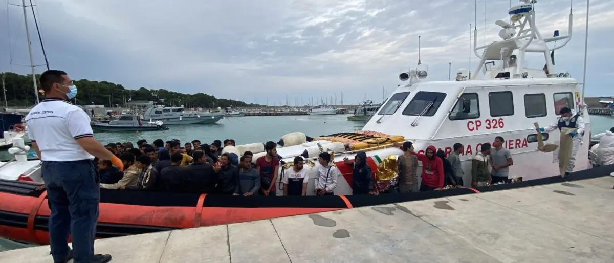 Roccella, secondo sbarco in due giorni: soccorsi 86 migranti