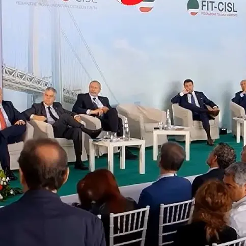 Lo Stretto e i trasporti nel mirino mentre si celebra il Ponte che non c’è