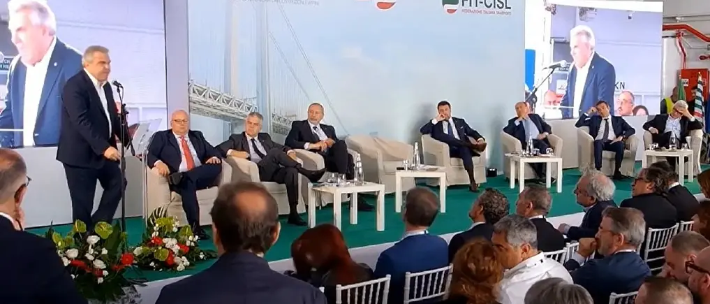 Lo Stretto e i trasporti nel mirino mentre si celebra il Ponte che non c’è