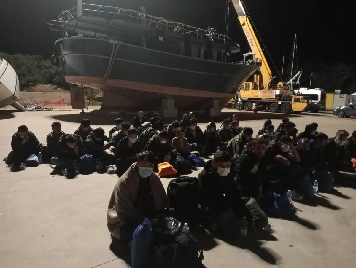 Roccella, sbarco nella notte: soccorsi 76 migranti