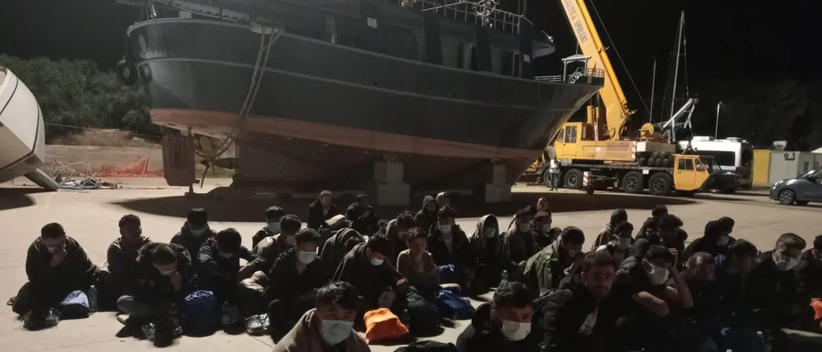 Roccella, sbarco nella notte: soccorsi 76 migranti
