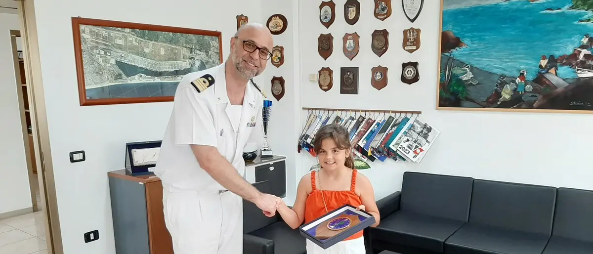 Gioia Tauro, la piccola Noemi incontra i suoi “Super Coastguard” alla Capitaneria di porto
