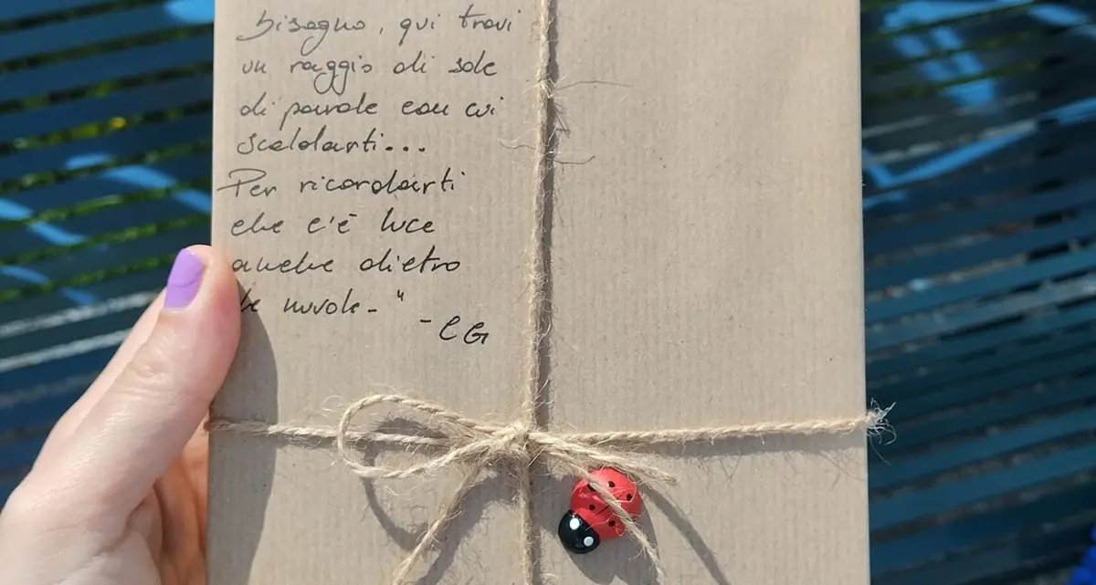 Reggio, smarrito un libro sulla via Marina: la dedica fa emozionare il web