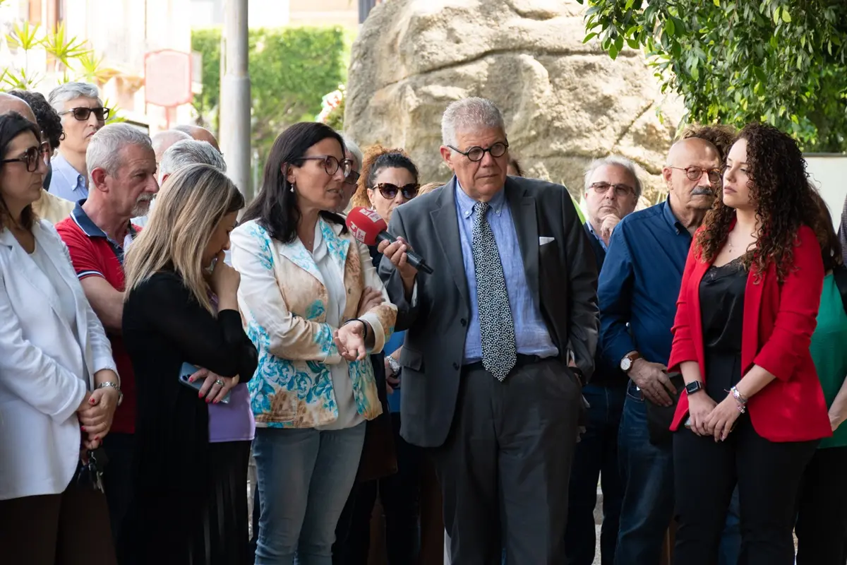 Villa San Giovanni, la città con il sindaco Caminiti: «L'atto indegno ha colpito anche noi» FOTOGALLERY