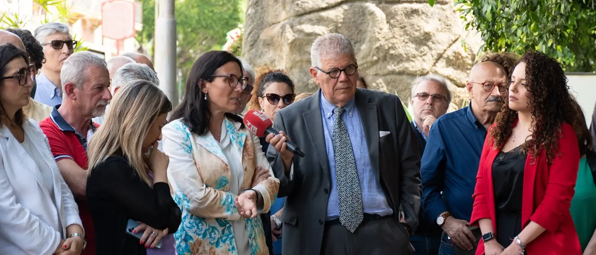 Villa San Giovanni, la città con il sindaco Caminiti: «L'atto indegno ha colpito anche noi» FOTOGALLERY