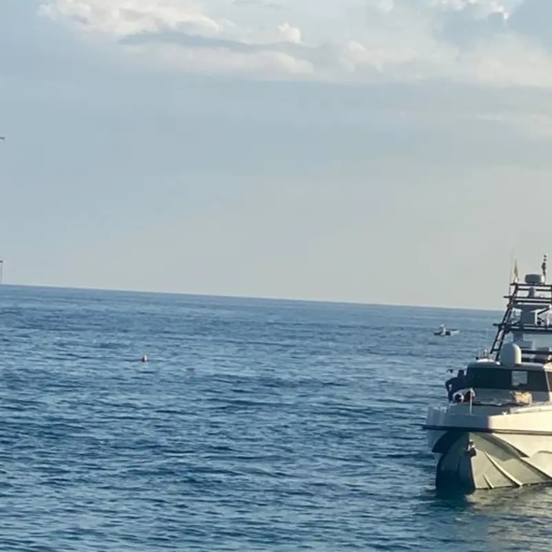 Bova Marina, Guardia di finanza scorta fino alla riva una barca con migranti a bordo -VIDEO