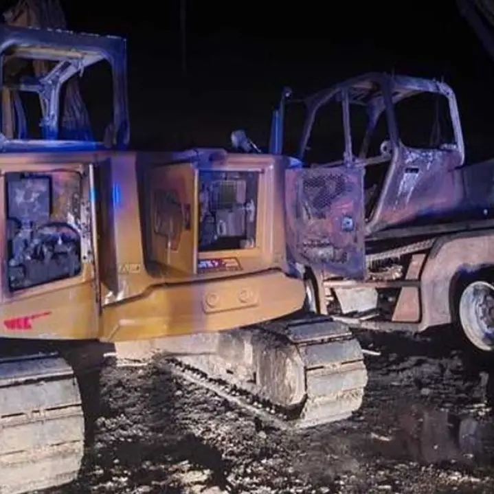 Incendiati due mezzi di cantiere sulla statale 106 in Calabria