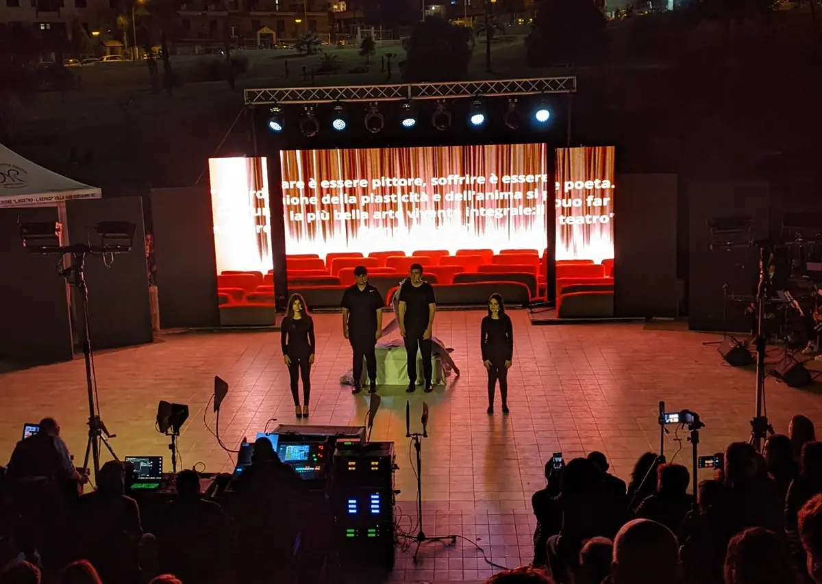 Campo Calabro, gli studenti del \"Nostro Repaci\" portano in scena \"UniVERSI Paralleli\"