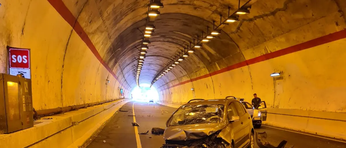 Siderno, frontale in una galleria sulla 106: ci sono feriti - FOTO