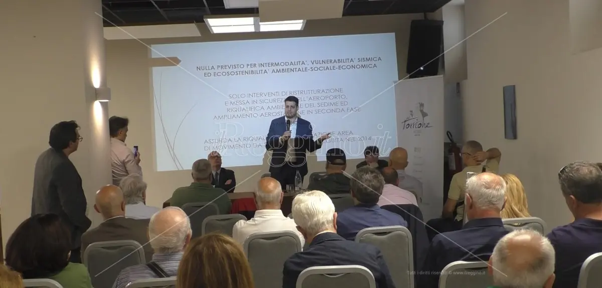 A Reggio il deputato Tucci: «Nuova governance per rilancio aeroporto, dopo la fallimentare gestione Sacal» - VIDEO