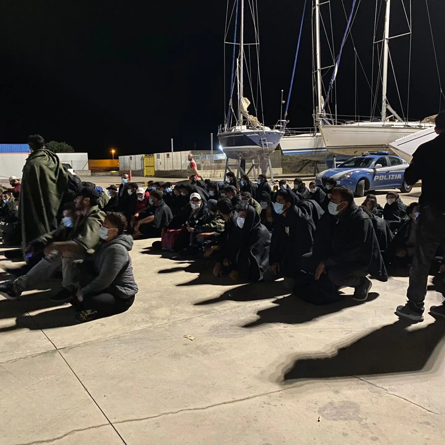 Roccella, salvati 85 migranti: erano su una barca a vela alla deriva - VIDEO