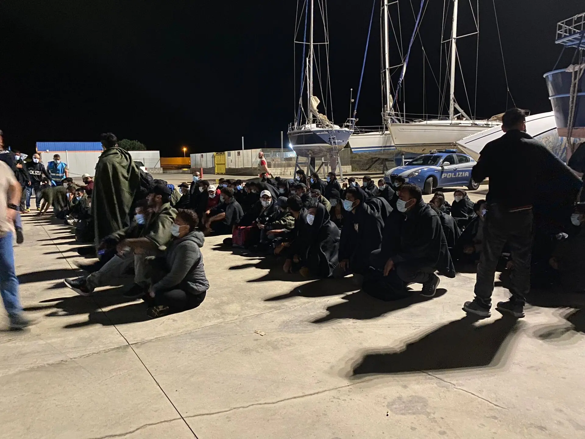 Roccella, salvati 85 migranti: erano su una barca a vela alla deriva - VIDEO