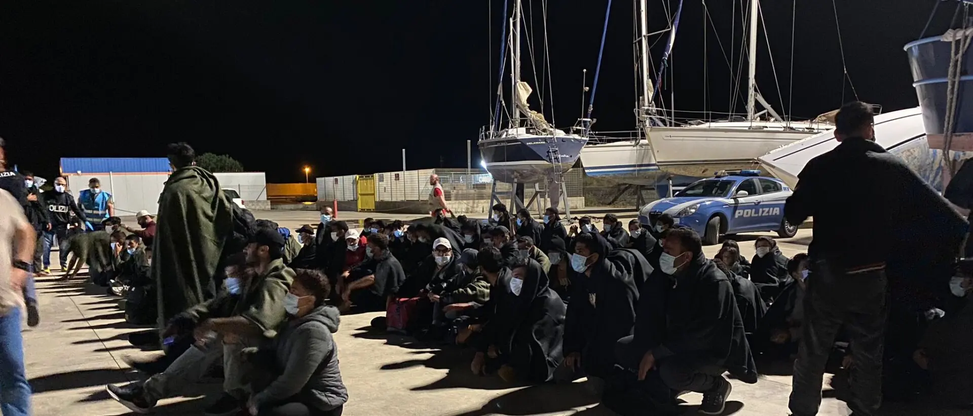 Roccella, salvati 85 migranti: erano su una barca a vela alla deriva - VIDEO