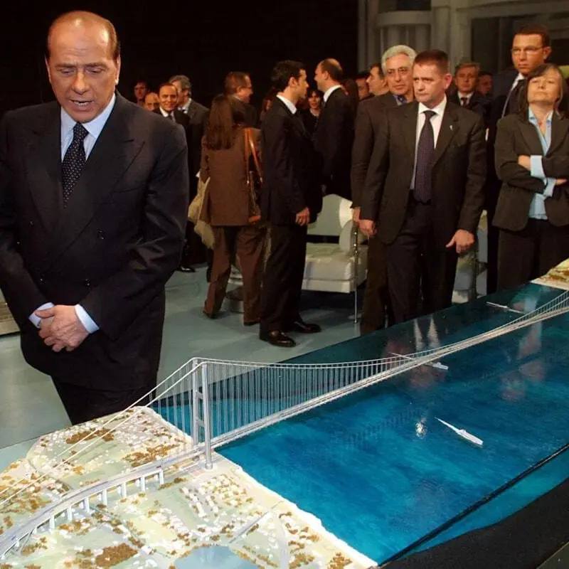 Ponte sullo Stretto, l’eterno sogno di Silvio Berlusconi destinato a entrare nella storia