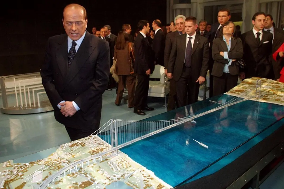 Ponte sullo Stretto, l’eterno sogno di Silvio Berlusconi destinato a entrare nella storia