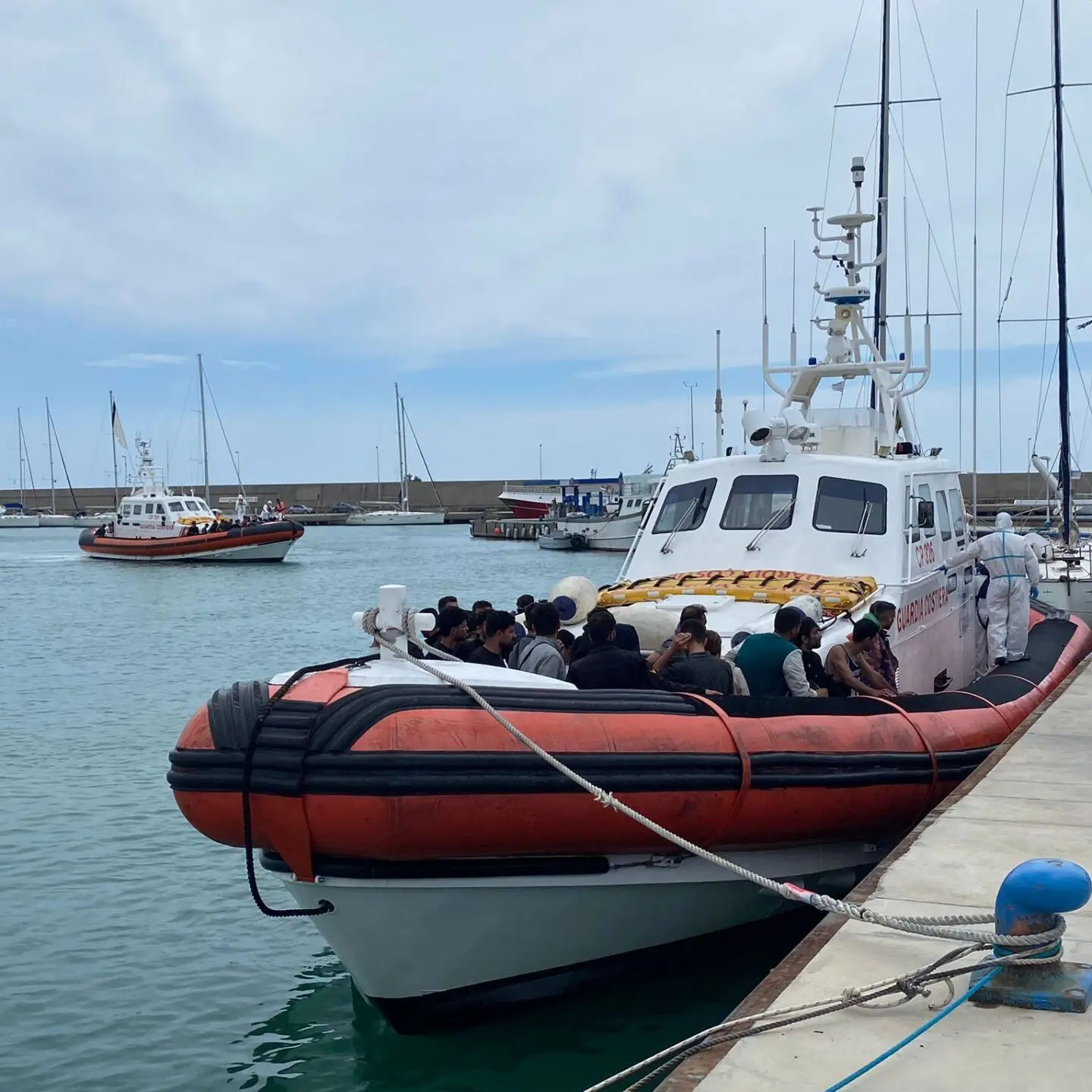 Roccella, gli sbarchi non si fermano: soccorsi 80 migranti