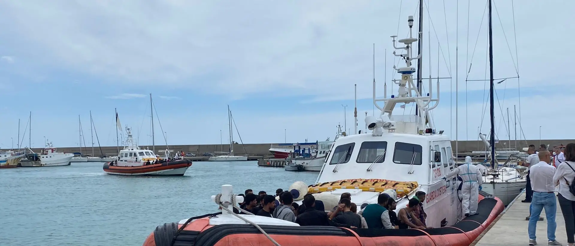 Roccella, gli sbarchi non si fermano: soccorsi 80 migranti