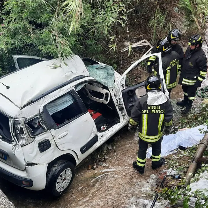 Incidente fatale, auto giù nella scarpata: due morti tra Natile e Bovalino - FOTO