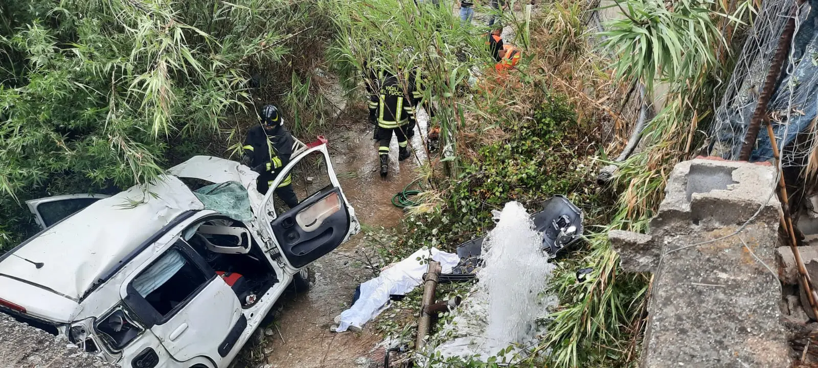 Incidente fatale, nucleo familiare decimato: muoiono madre e figlio di undici anni, la figlia di 13 trasportata in elisoccorso