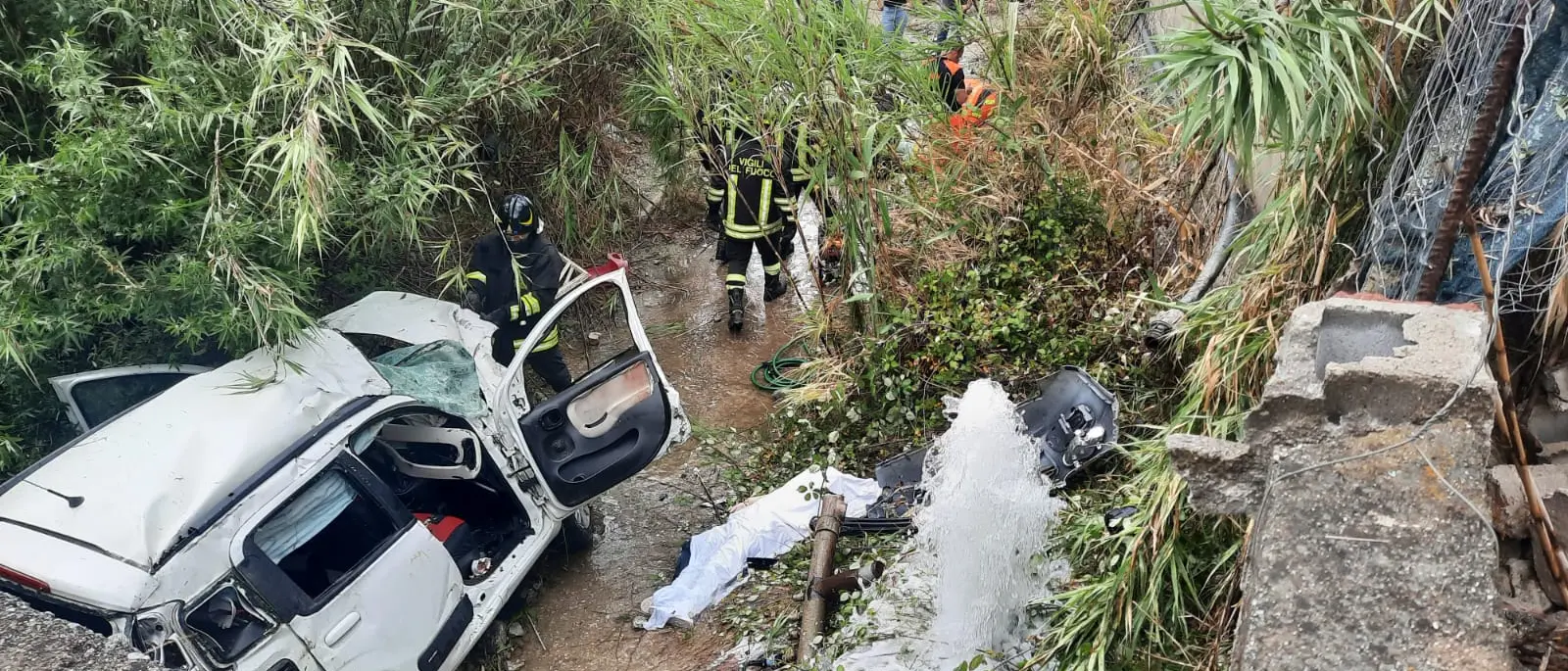 Incidente fatale, nucleo familiare decimato: muoiono madre e figlio di undici anni, la figlia di 13 trasportata in elisoccorso