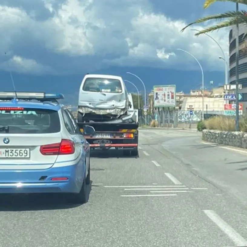 Reggio, auto si ribalta sulla rampa del Calopinace