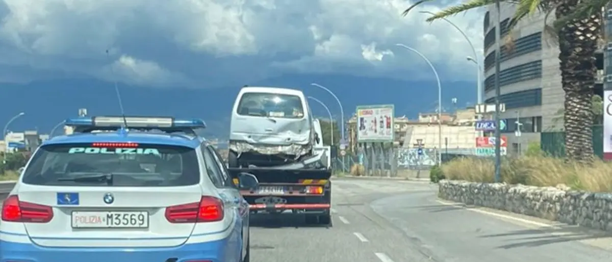 Reggio, auto si ribalta sulla rampa del Calopinace