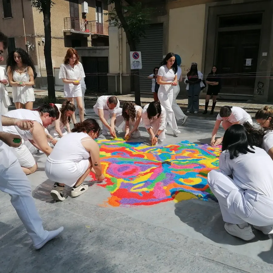 Reggio, per l'Open Day all'Accademia di Belle Arti realizzata la performance artistica del mandala