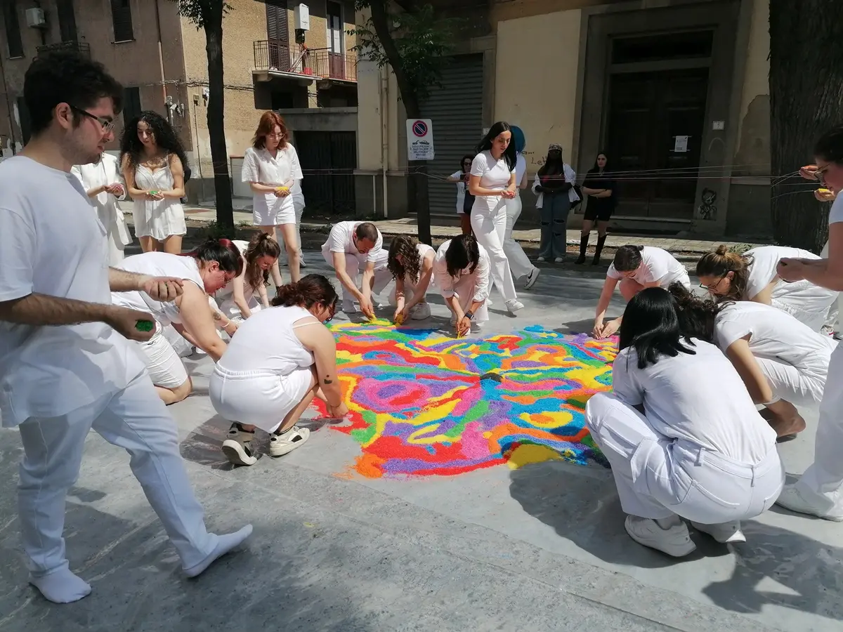 Reggio, per l'Open Day all'Accademia di Belle Arti realizzata la performance artistica del mandala