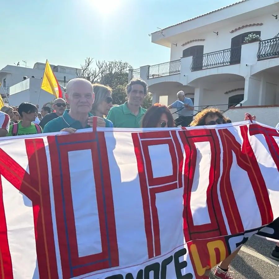 I \"No Ponte\" si compattano, via al corteo a Messina FOTO E VIDEO