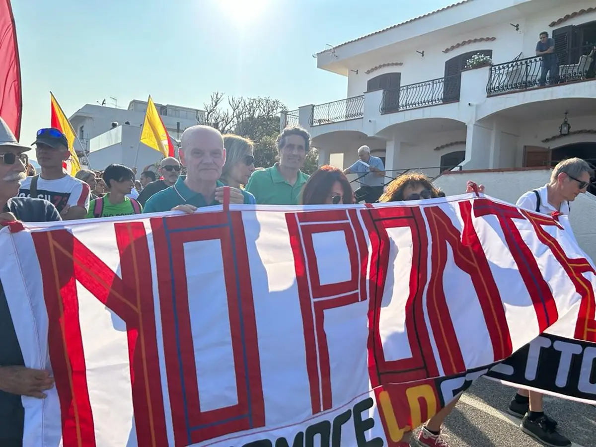 I \"No Ponte\" si compattano, via al corteo a Messina FOTO E VIDEO