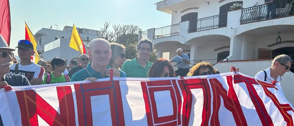 I \"No Ponte\" si compattano, via al corteo a Messina FOTO E VIDEO