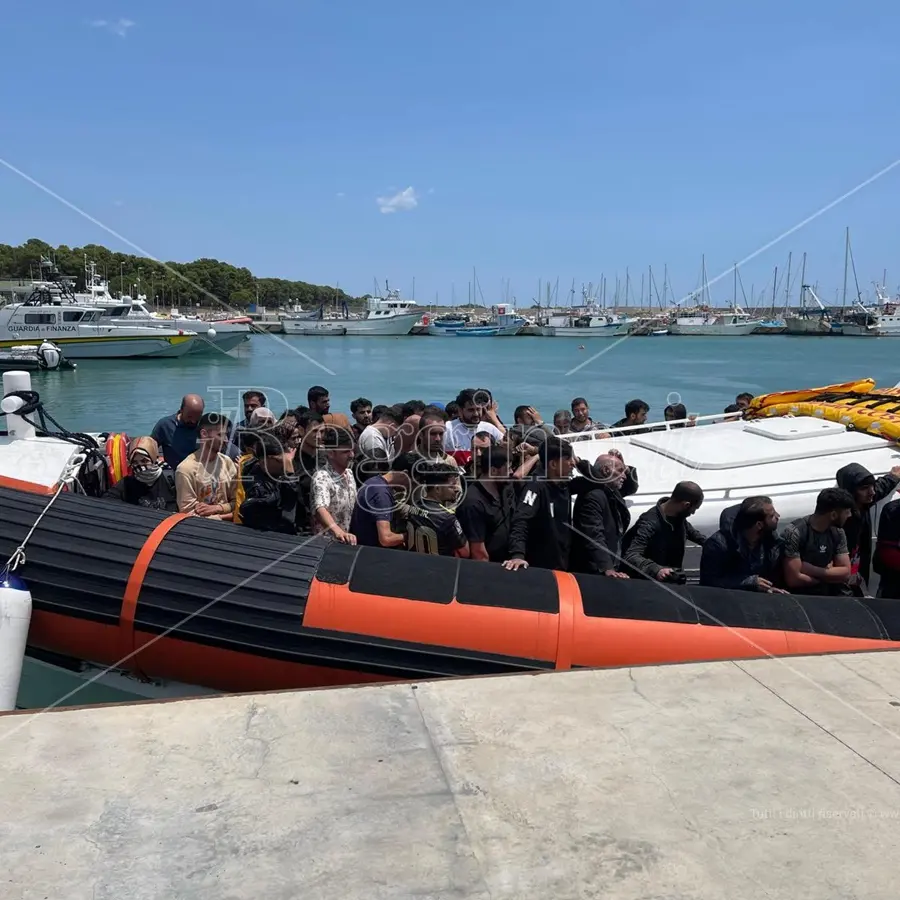 Roccella, terzo sbarco in una settimana: soccorsi circa 100 migranti - VIDEO e FOTO