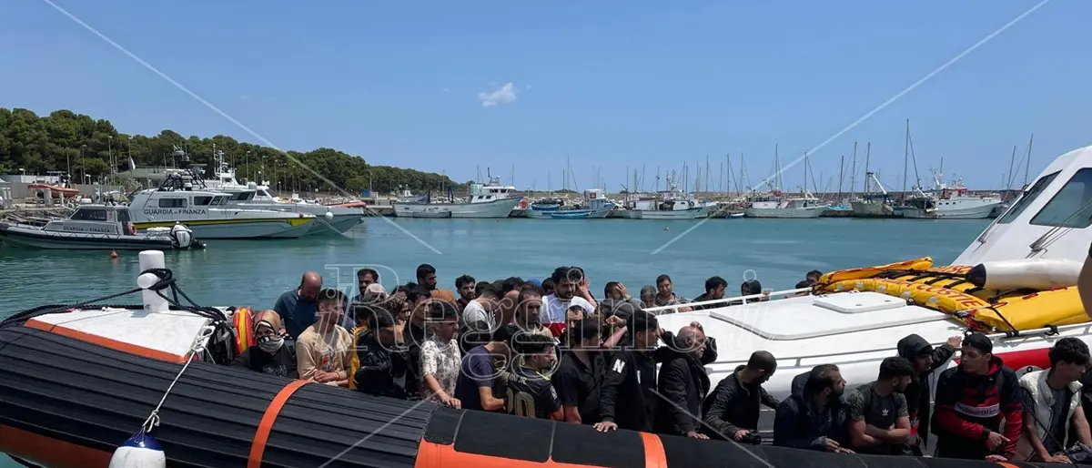 Roccella, terzo sbarco in una settimana: soccorsi circa 100 migranti - VIDEO e FOTO