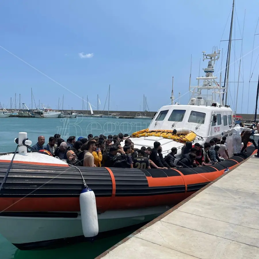 Roccella Ionica, in arrivo al porto 200 migranti soccorsi in mare