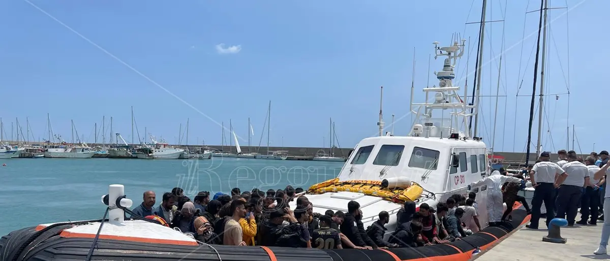 Roccella Ionica, in arrivo al porto 200 migranti soccorsi in mare