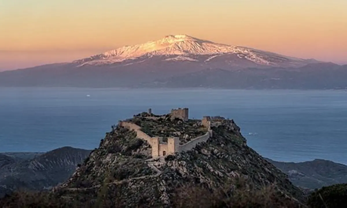 BORGHI E LUOGHI DEL CUORE | Il Castello di Santo Niceto a Motta San Giovanni: dove gli speroni aspromontani tramontano sul mare