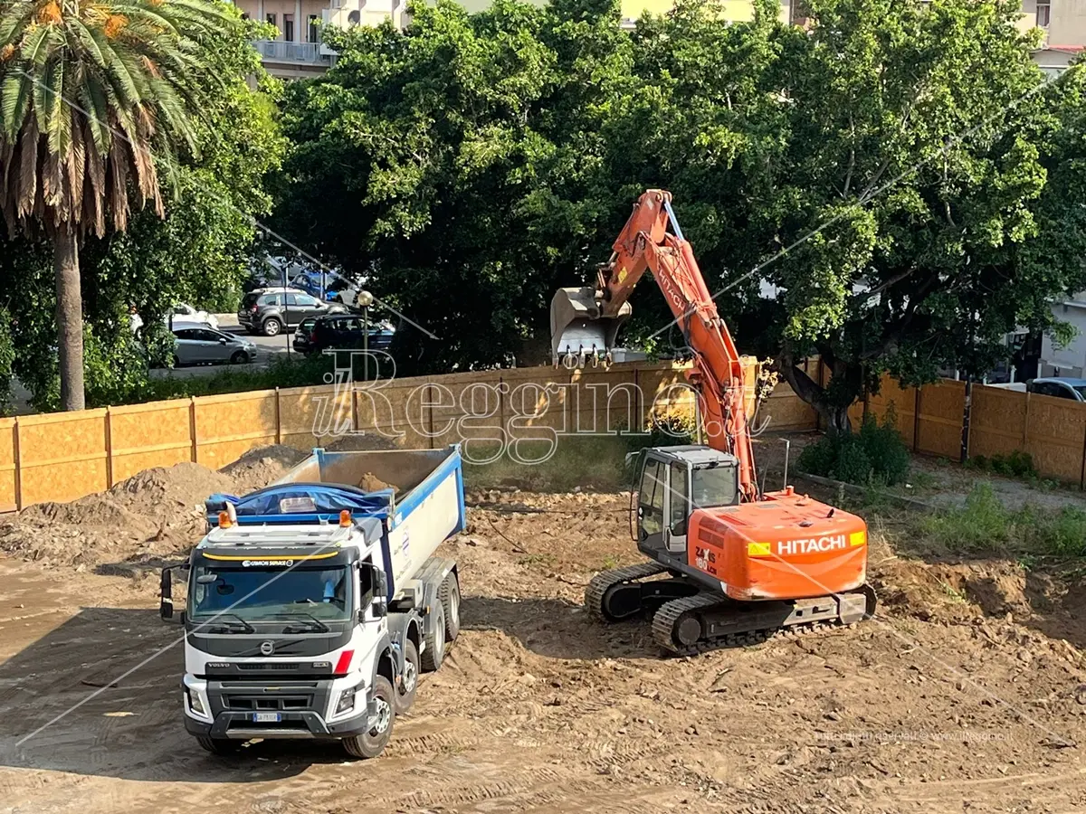 Piazza Garibaldi a Reggio, le ruspe al lavoro per liberare il sito - VIDEO E FOTOGALLERY