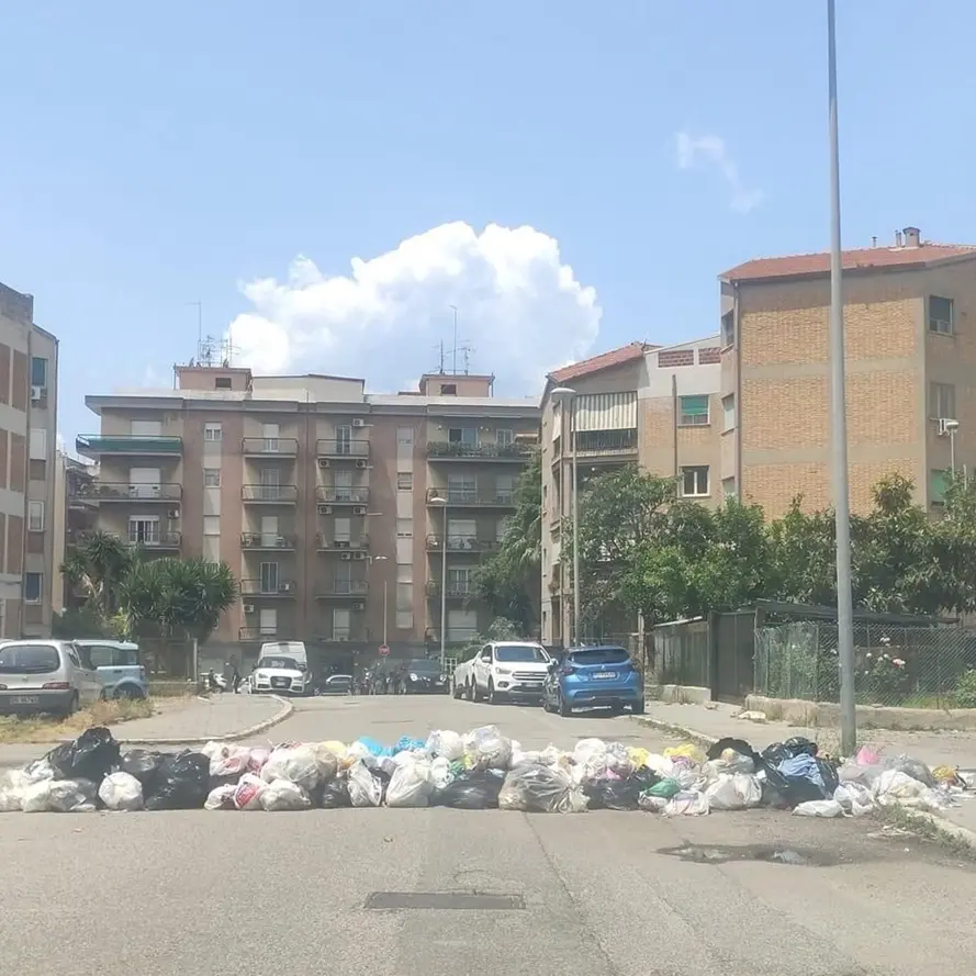 Reggio, barricate di rifiuti a Gebbione