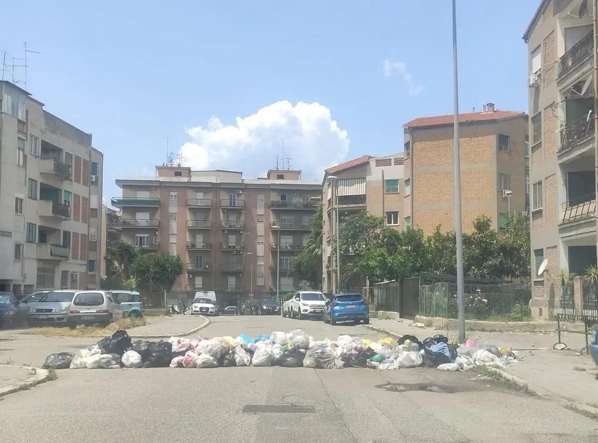 Reggio, barricate di rifiuti a Gebbione
