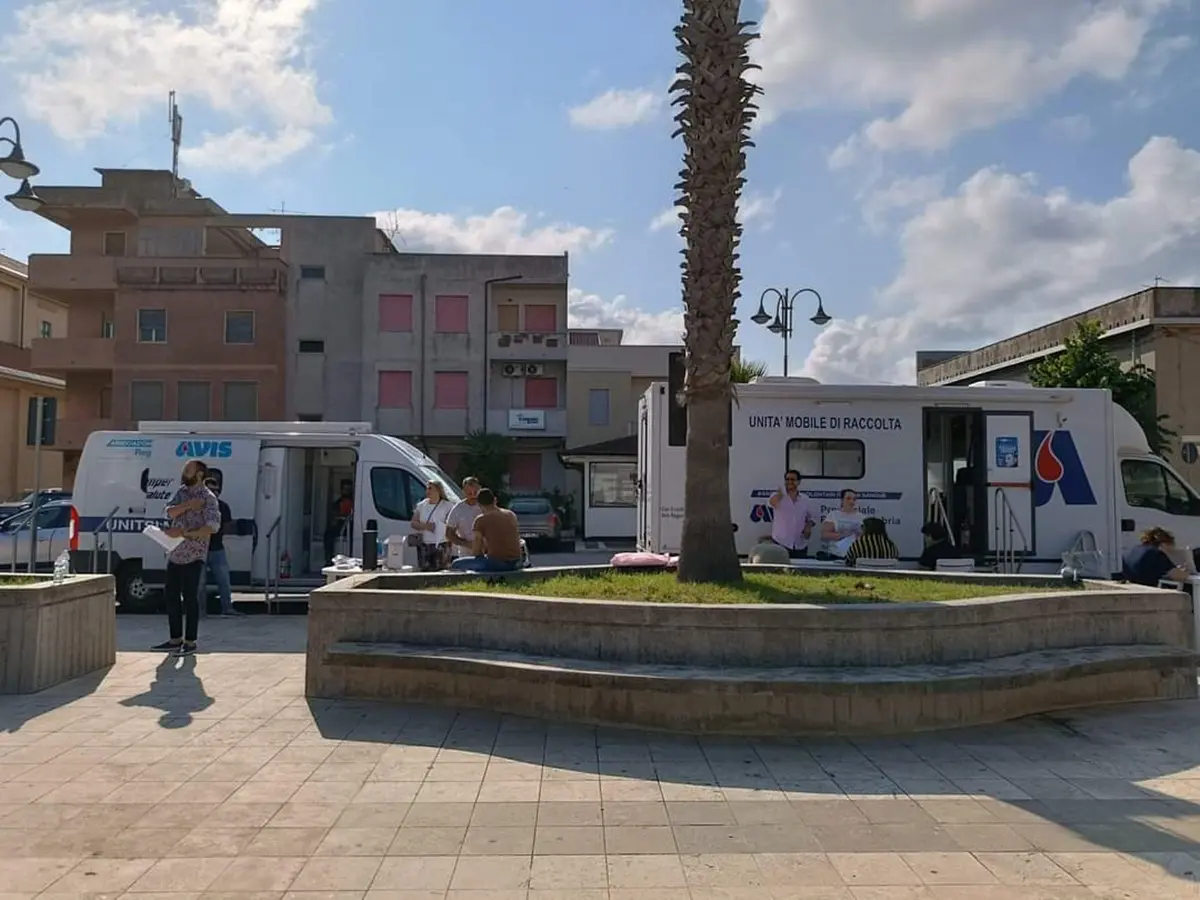 San Ferdinando, in piazza autoemoteca Avis e camper della salute